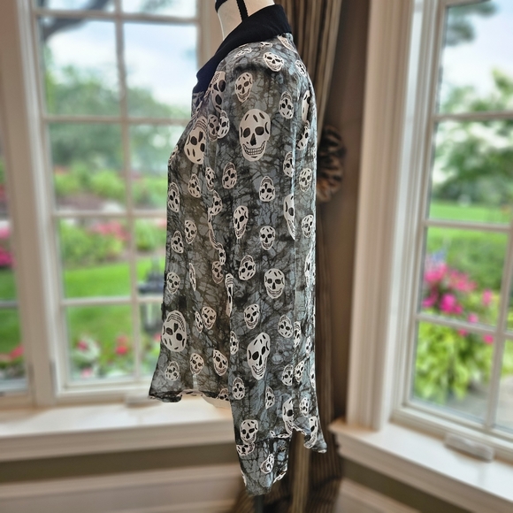Skull Blouse💀 - Picture 3 of 7